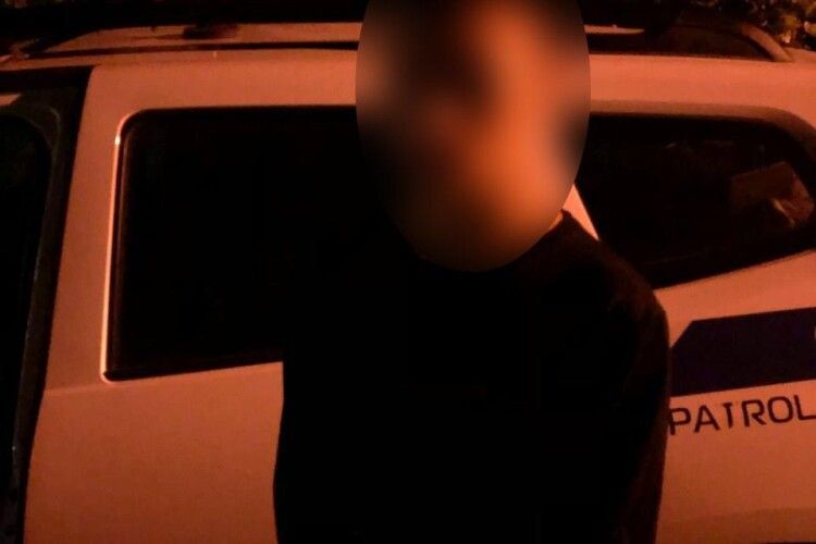 У Луцьку вночі патрульні наздогнали малолітніх, які гуляли в комендантську годину (Фото)