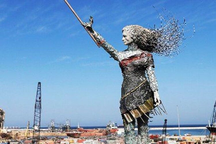 На місці вибуху в Бейруті спорудили статую з уламків