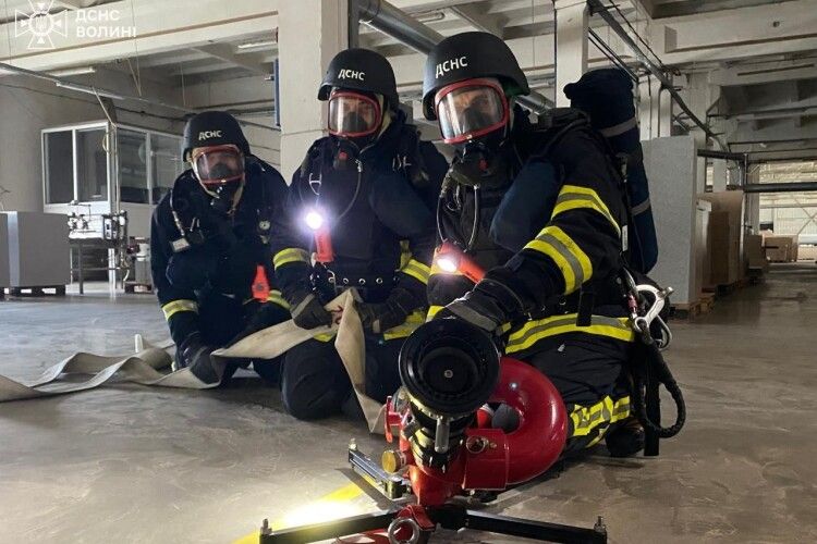 На Волині рятувальники боролися з «вогнем» та евакуювали «постраждалих»