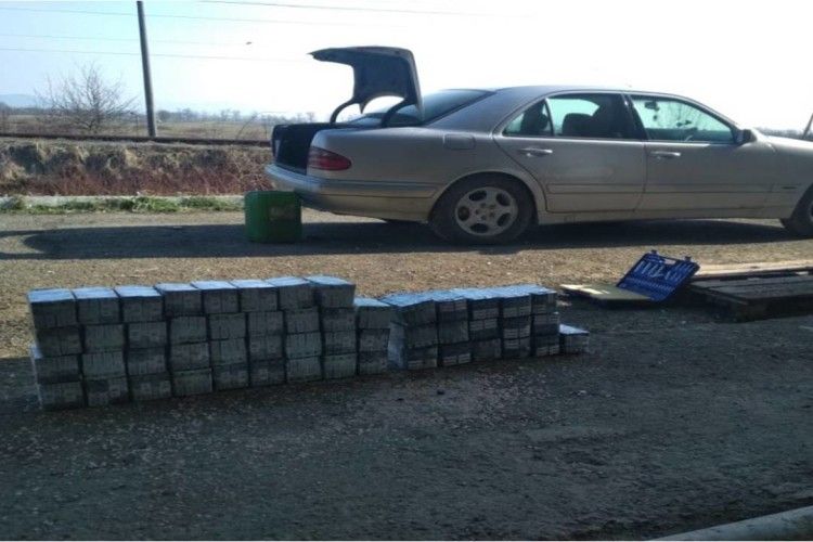 Тютюнові вироби на кордоні знайшли в колесах, в матрацах та під одягом подорожувальника (Фото)