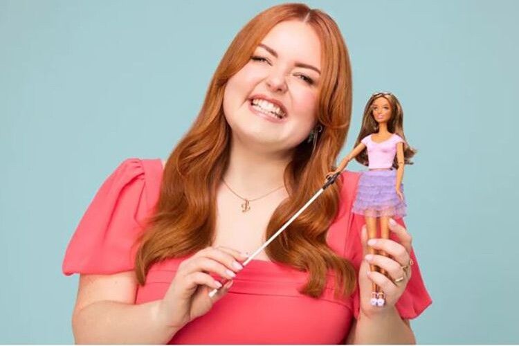 Лялька із тростиною: компанія Mattel випускає першу незрячу Барбі