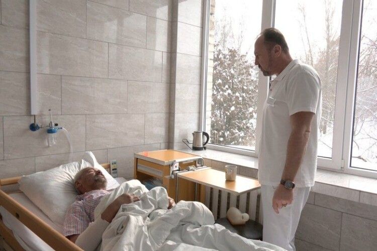 Пацієнту ампутували стопи: в лікарні у Луцьку лікують двох чоловіків із обмороженнями (Відео)