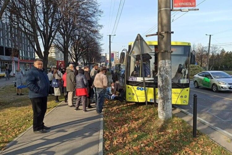 Під час руху маршрутки раптово помер водій