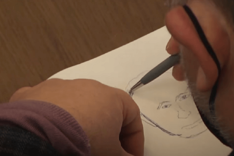 Львівський депутат під час сесії намалював портрет Путіна (Відео)