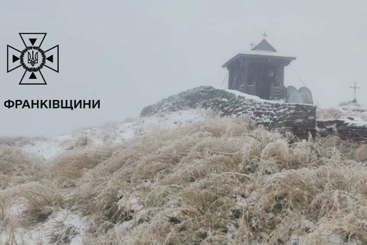 Перший подих зими у Карпатах: гору Піп Іван укрило снігом (Відео)