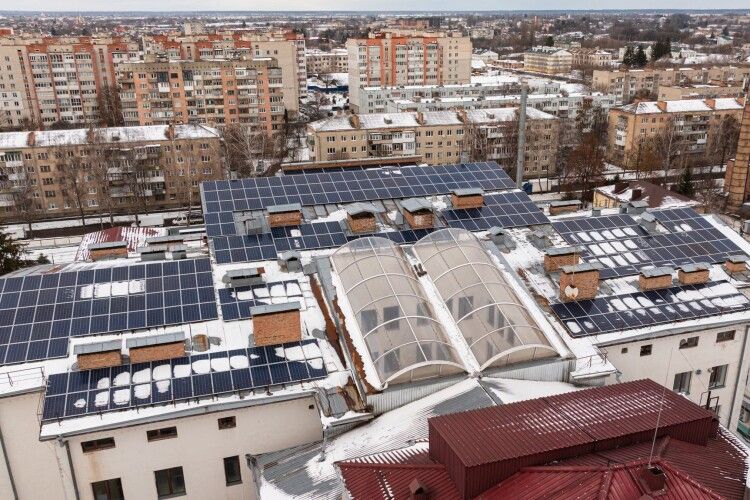 Волинська обллікарня отримала 380 сонячний панелей