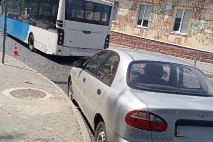 У Луцьку автівка зіткнулась з автобусом