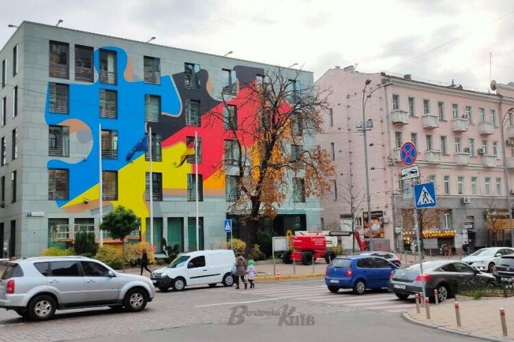 На фасаді посольства Німеччини створили яскравий мурал до 30-річчя дружби з Україною