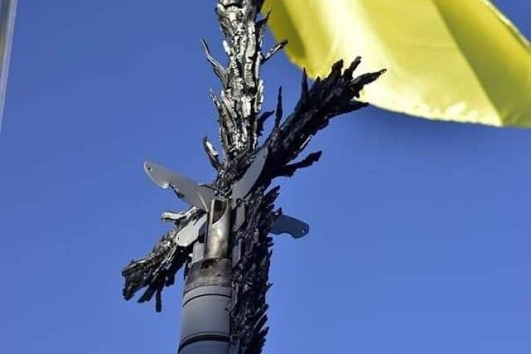 В Україні відкрили пам'ятник загиблим бійцям із тисяч уламків від снарядів