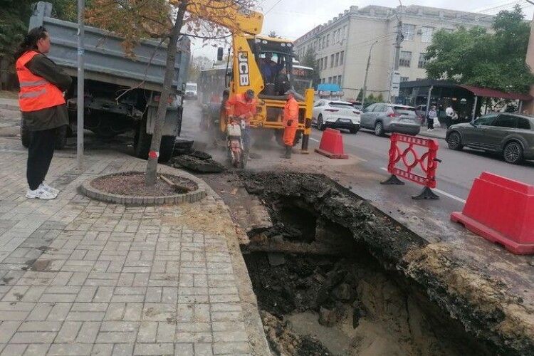 У центрі Луцька знайшли місце складного пориву: коли повернуть воду (Відео)