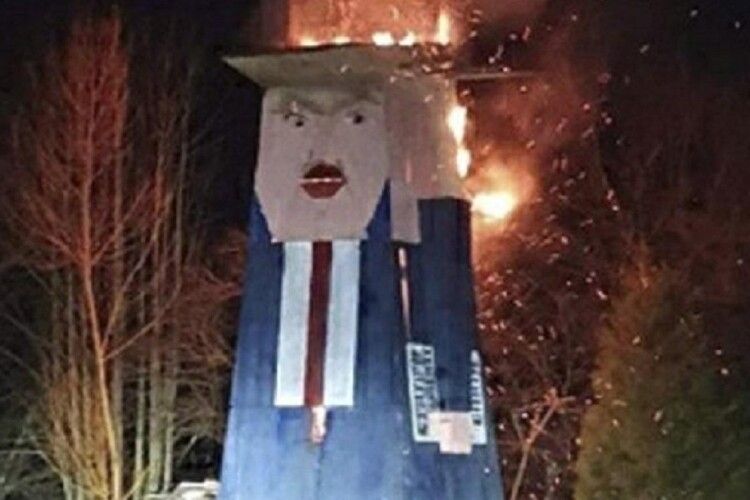 Спалили восьмиметрову дерев’яну статую Дональда Трампа (фото)