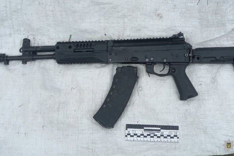 На Рівненщині поліція знайшла автомат у авто, яке зупинили за несправний габарит