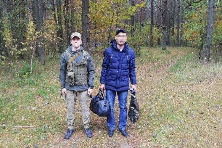 Волинські прикордонники затримали таджика, який через ліс пробирався до Польщі