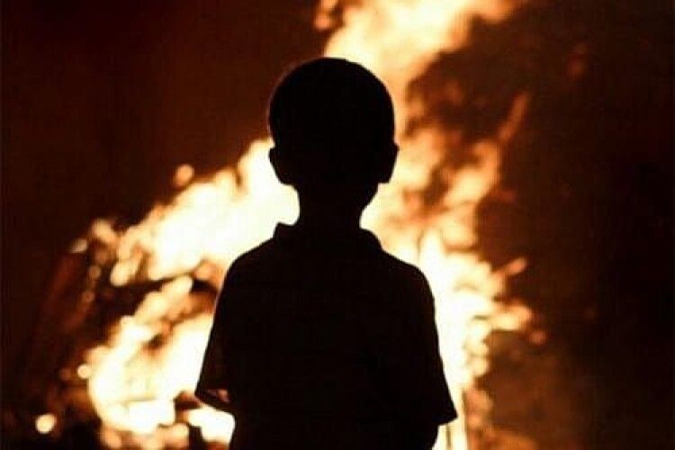 Реанімували на очах у матері: на Прикарпатті у пожежі загинула дворічна дитина