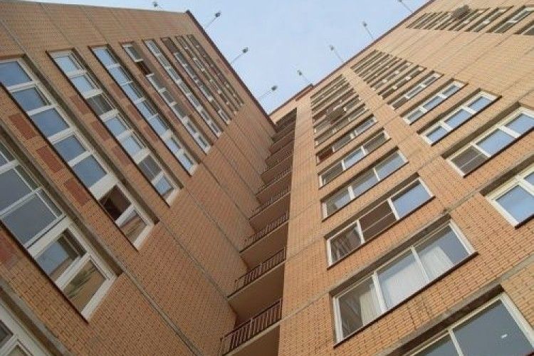 За незрозумілих обставин у Варшаві з вікна багатоповерхівки випав волинянин