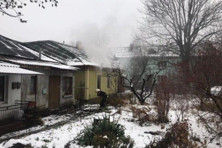 У центрі Луцька горить хата