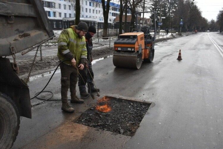 На вулицях Луцька ремонтують дорожнє покриття (Фото)