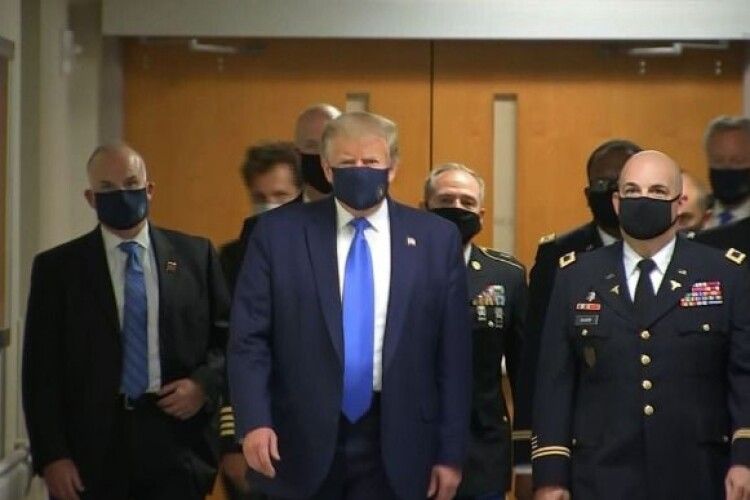 Президент США Дональд Трамп нарешті вдягнув захисну маску