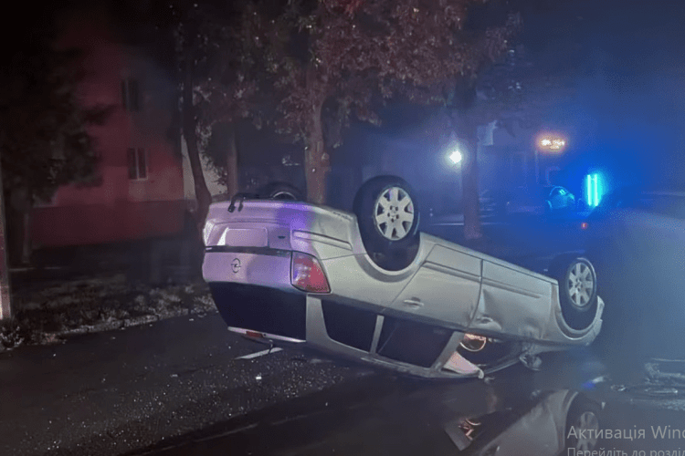 У Луцьку п'яний водій в'їхав у припарковане авто та перекинувся (Відео)