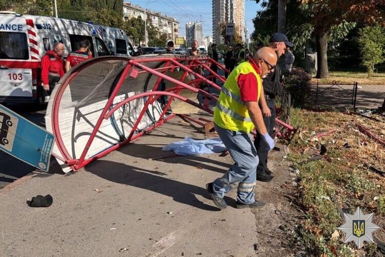 У Києві автівка влетіла у зупинку з людьми (Відео)