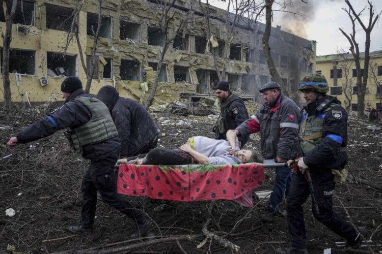 Знімки з Маріуполя. Український фотограф Євген Малолєтка став переможцем World Press Photo