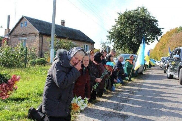 У Луцькому районі навколішки прощалися із загиблим стрільцем (Фото)