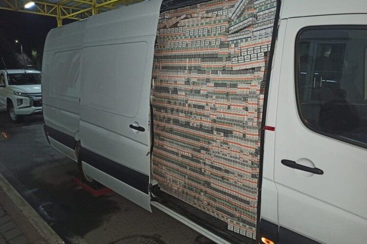 Судитимуть «сигаретного дипломата», який віз через кордон 184 тисячі пачок цигарок (Відео)