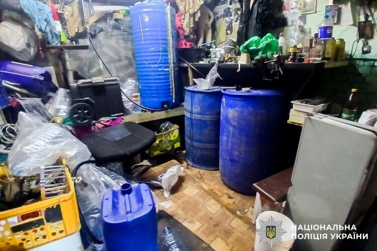 Спирт, гвинтівка та вибухівка: на Рівненщині провели обшуки гаражів місцевих мешканців