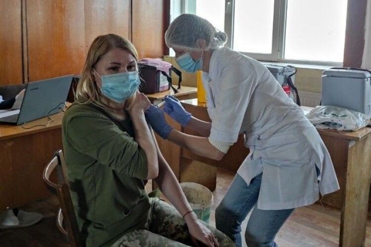 У Луцьку від коронавірусу вакцинують льотчиків (Фото)