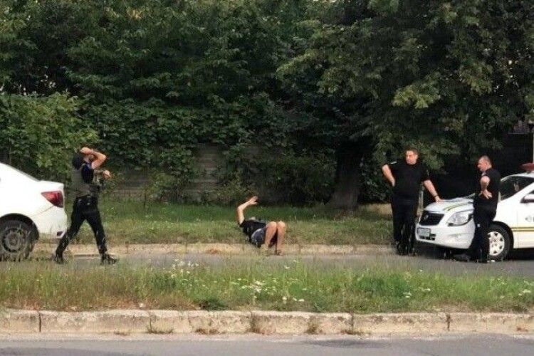 Вийшов з машини і впав: у Луцьку судили таксиста, який п'яним влетів Nissan 