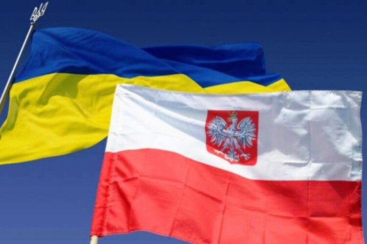 Польща стане першою країною, де оформлятимуть українські паспорти