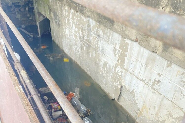 У місті на Волині рятувальники та комунальники рятували гуртожиток від затоплення