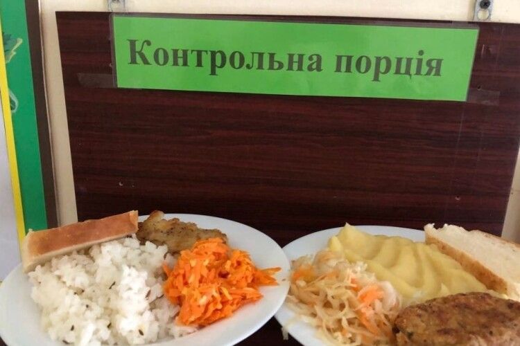 З дітей насміхаються: на Львівщині першокласників-пільговиків садять за окремий стіл й годують іншими стравами