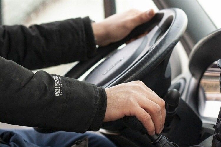 У Луцьку водій влетів у припарковане авто й утік: його судили
