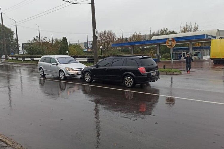 Водій порушив ПДР, бо закінчився бензин: подробиці аварії на Карпенка-Карого у Луцьку