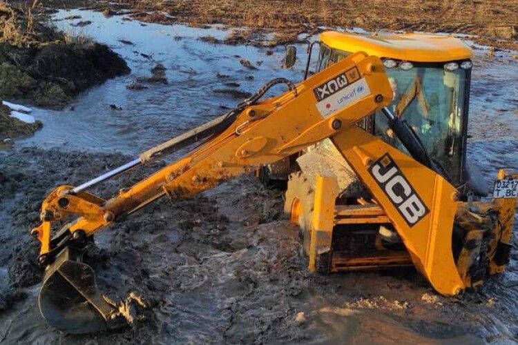 Частина Львова залишилася без води через самовільні роботи приватної техніки