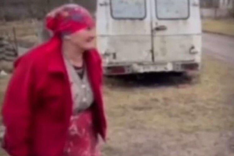 «Нехай тільки сунуться»: українська бабуся пригрозила окупантам сокирою (Відео)