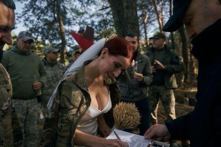 «Нас розписав Генерал ЗСУ»: українська снайперка вийшла заміж на фронті (Фото)