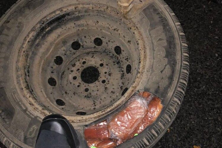100 кг копченостей: в «Устилузі» прикордонники виявили «авто-гриль» на колесах (Фото)