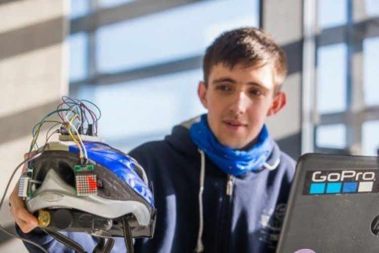 Львівський студент створив велошолом, який за нахилом голови показує сигнали поворотів