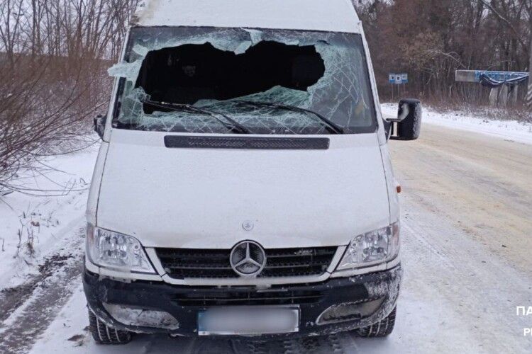 На Рівненщині поліцейські врятували чоловіка, автомобіль якого вилетів у кювет