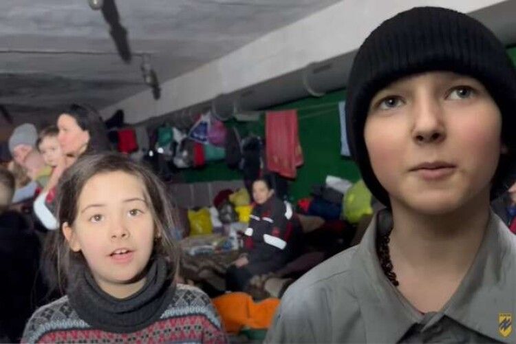 «Азов» показав, як піклується про мирних жителів, які не можуть покинути Маріуполь (Відео) 