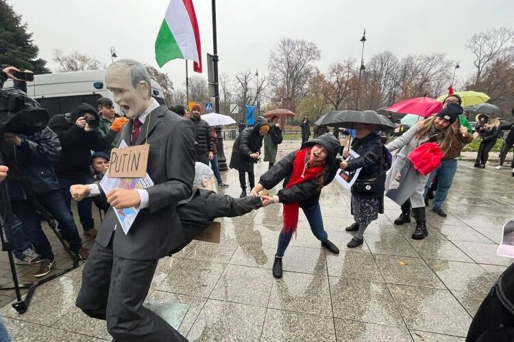 Активісти «витягали Орбана з дупи Путіна» (Фото)