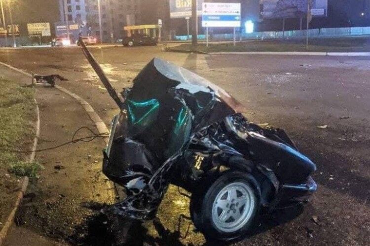 У Рівному автомобіль врізався в стовп – його розрізало навпіл (Фото)