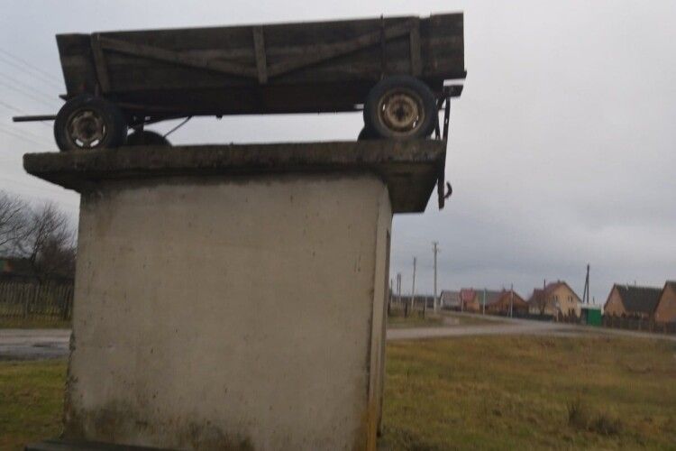 Маланка вдалася: у волинському селі на дах зупинки затягнули воза (Фото) 