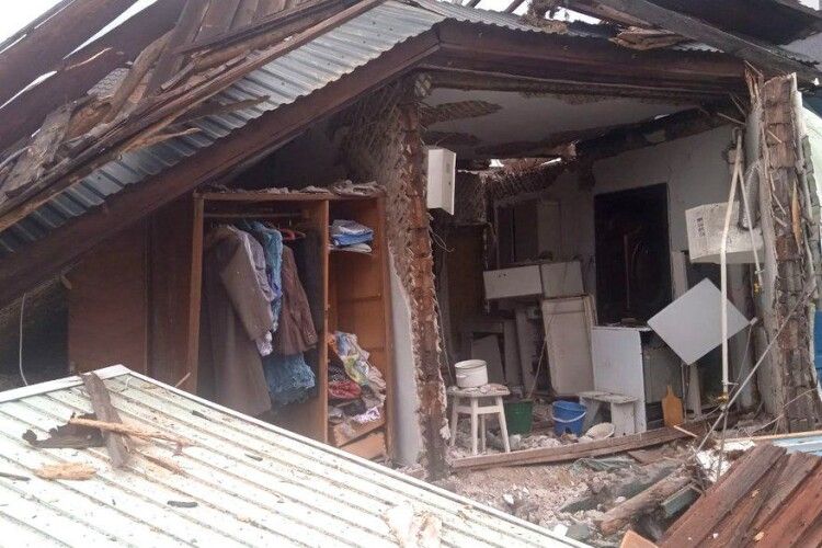 У місті на Рівненщині вибухом зруйнувало будинок, господиня в лікарні