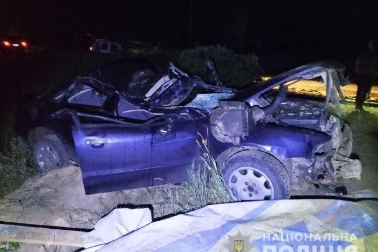 На Рівненщині серед ночі 23-річний водій врізався в паркан і загинув (Фото)