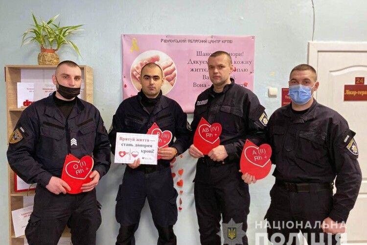 На Рівненщині поліцейські стали донорами для онкохворих діток 