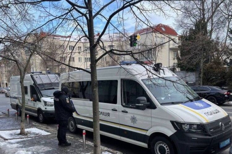 У Києві під Офіс Президента автобусами масово стягують силовиків