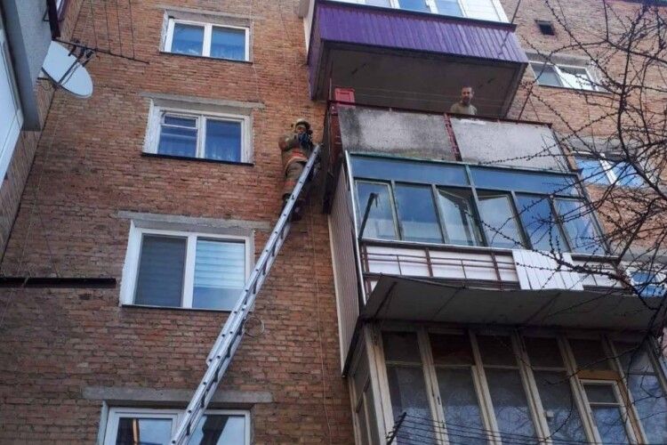 Рівненські рятувальники закріпили балкон, який міг впасти перехожим на голови